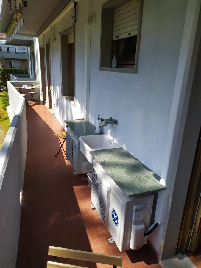 Beach House, 300 M Dal Mare, Marina Di Massa Exteriör bild