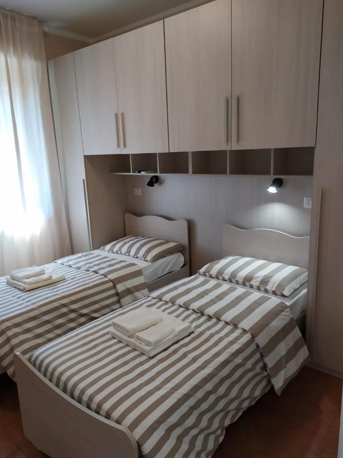 Beach House, 300 M Dal Mare, Marina Di Massa Exteriör bild