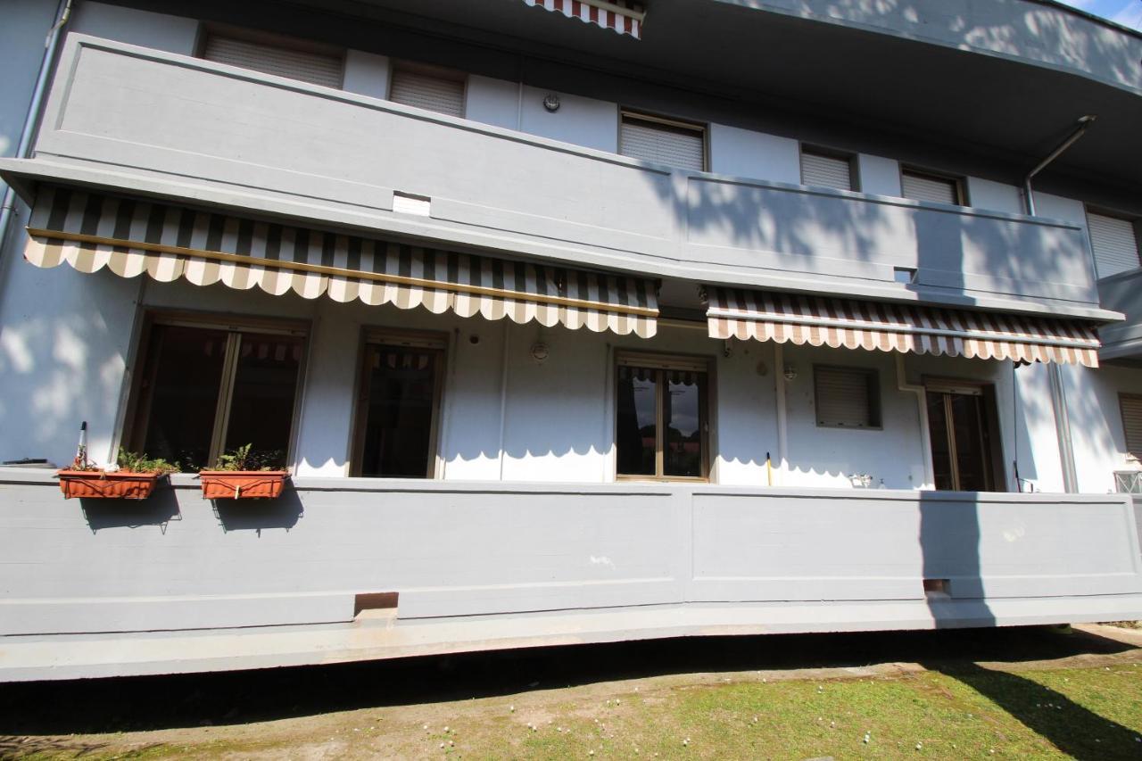 Beach House, 300 M Dal Mare, Marina Di Massa Exteriör bild